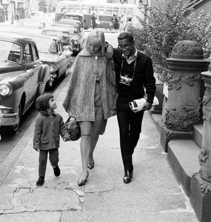 Sammy Davis Jr. con la moglie May Britt e la figlia in un servizio di Life del 1964