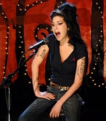 Amy Winehouse parecchi tatuaggi dopo
