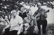 Pete Seeger (al banjo) con i Weavers; da sinistra: Lee Hays, Ronnie Gilbert, Pete Seeger e Fred Hellerman